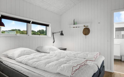 Egil - 1.5Km from the Sea: Soveværelse, Seng, Sengetøj, Bed Frame, Sengetøj, Design, Planke, Hårdttræ, Madras, Pude