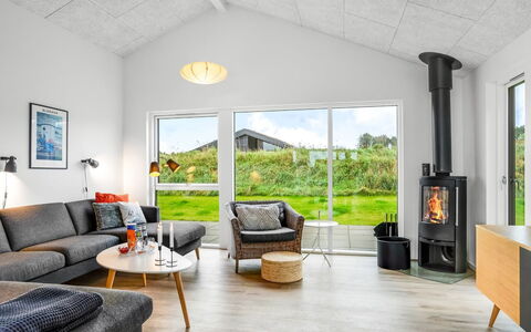 Egil - 1.5Km from the Sea: Stue, Couch, Stueplante, Trægulve, Brændeovn, Husholdningsapparat, Lysarmatur, Kaffebord, Hearth