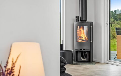 Egil - 1.5Km from the Sea: Husholdningsapparat, Brændeovn, Stueplante, Stue, Køkken Apparat, Hearth, Lampe, Cabinetry