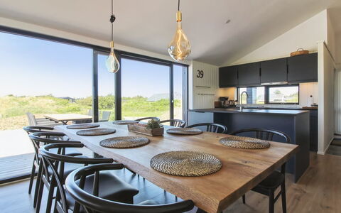 Kristiina - 500M from the Sea: Køkken & Spisebord, Indretning, Spisestue, Møbel, Bord, Loft, Trægulve, Countertop, Hårdttræ, Stol