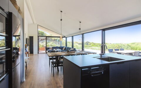 Kristiina - 500M from the Sea: Loft, Indretning, Køkken & Spisebord, Trægulve, Hårdttræ, Stol, Skygge, Bejdse, Naturmateriale, Køkken
