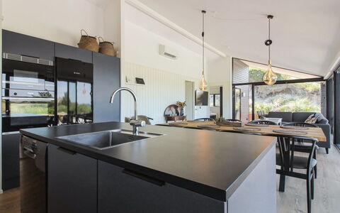 Kristiina - 500M from the Sea: Køkken, Countertop, Indretning, Loft, Møbel, Køkken Apparat, Lysarmatur, Køkken & Spisebord, Belysning, Gulvbelægning