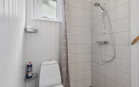 Alkmar - from the Sea: Væg, Gulvbelægning, Sanitærarmatur, Etage, Badeværelse, Toilet, Indretning, Toiletbræt, Vvs, Loft
