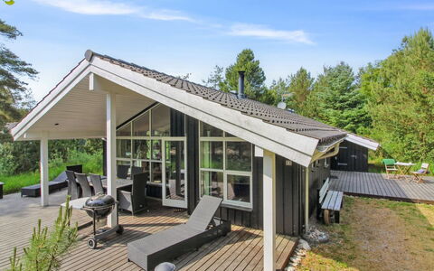 Arlett - 950M from the Sea: Blå, Busk, Sommerhus, Bunddække, Have, Estate, Skygge, Landscaping, Stuehus, Eco Hotel