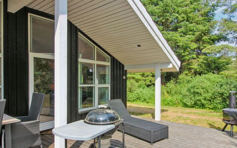 Arlett - 950M from the Sea: Blå, Busk, Sommerhus, Bunddække, Have, Estate, Skygge, Landscaping, Stuehus, Eco Hotel