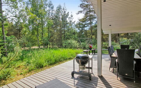 Arlett - 950M from the Sea: Blå, Busk, Sommerhus, Bunddække, Have, Estate, Skygge, Landscaping, Stuehus, Eco Hotel