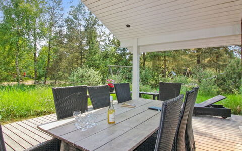 Arlett - 950M from the Sea: Blå, Busk, Sommerhus, Bunddække, Have, Estate, Skygge, Landscaping, Stuehus, Eco Hotel