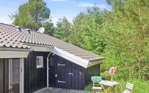 Arlett - 950M from the Sea: Blå, Busk, Sommerhus, Bunddække, Have, Estate, Skygge, Landscaping, Stuehus, Eco Hotel
