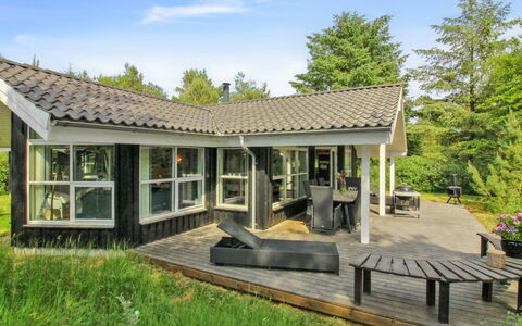 Arlett - 950M from the Sea: Blå, Busk, Sommerhus, Bunddække, Have, Estate, Skygge, Landscaping, Stuehus, Eco Hotel