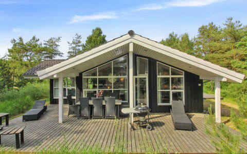 Arlett - 950M from the Sea: Blå, Busk, Sommerhus, Bunddække, Have, Estate, Skygge, Landscaping, Stuehus, Eco Hotel