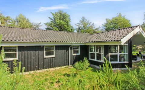 Arlett - 950M from the Sea: Blå, Busk, Sommerhus, Bunddække, Have, Estate, Skygge, Landscaping, Stuehus, Eco Hotel