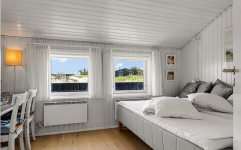 Minka - 58M from the Sea: Træ, Hjem, Soveværelse, Loft, Seng, Sengetøj, Sengetøj, Bed Frame, Bejdse, Hårdttræ