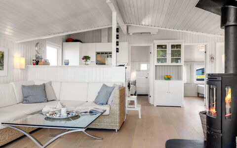 Minka - 58M from the Sea: Gulvbelægning, Indretning, Hjem, Etage, Loft, Møbel, Stue, Couch, Trægulve