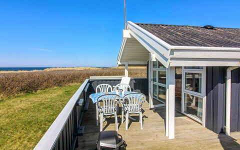 Minka - 58M from the Sea: Tag, Sommerhus, Hjem, Skygge, Sidespor, Stuehus, Veranda, Udendørs Struktur, Garden Bygninger