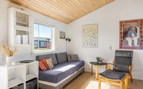 Nikoletta - 50M from the Sea: Træ, Møbel, Etage, Gulvbelægning, Hjem, Indretning, Stue, Couch, Lejlighed
