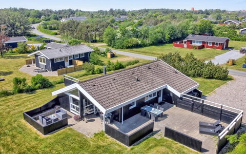 Apelone - 800M from the Sea: Møbel, Indretning, Gulvbelægning, Træ, Etage, Loft, Trægulve, Stol, Bord, Belysning