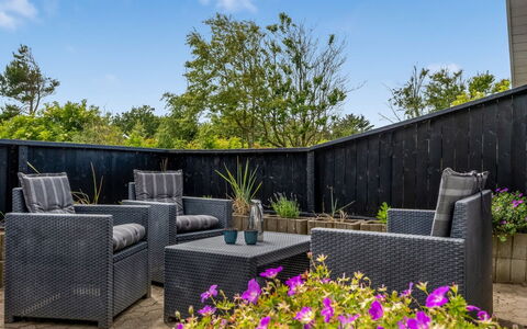 Apelone - 800M from the Sea: Busk, Have, Udendørs Møbler, Blomsterkrukke, Landscaping, Backyard, Hårdttræ, Gårdhave, Gård, Dæk