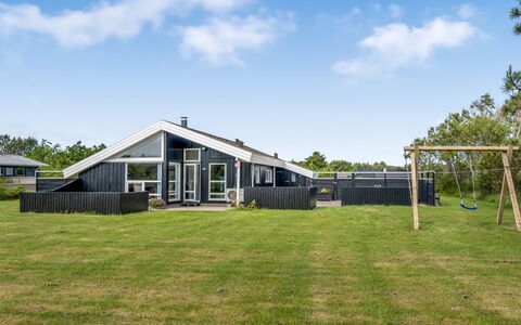 Apelone - 800M from the Sea: Møbel, Indretning, Gulvbelægning, Træ, Etage, Loft, Trægulve, Stol, Bord, Belysning