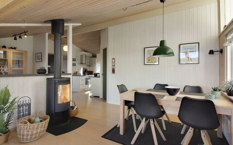 Fridhild - 875M from the Sea: Møbel, Indretning, Gulvbelægning, Træ, Etage, Loft, Trægulve, Stol, Bord, Belysning