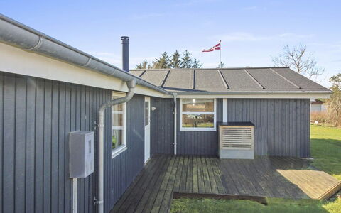 Fridhild - 875M from the Sea: Møbel, Indretning, Gulvbelægning, Træ, Etage, Loft, Trægulve, Stol, Bord, Belysning