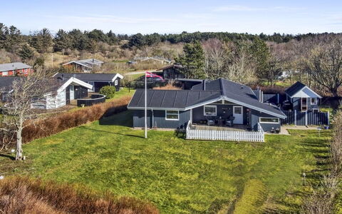 Fridhild - 875M from the Sea: Møbel, Indretning, Gulvbelægning, Træ, Etage, Loft, Trægulve, Stol, Bord, Belysning