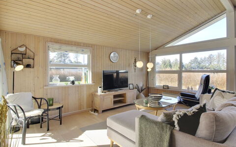 Fridhild - 875M from the Sea: Indretning, Gulvbelægning, Møbel, Træ, Loft, Couch, Stue, Etage, Lysarmatur, Værelse