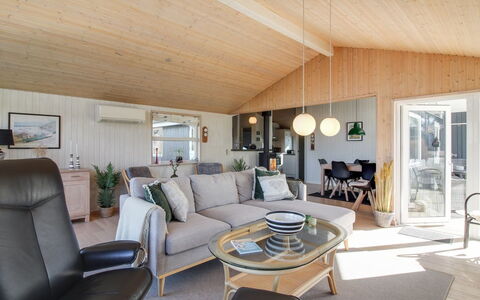 Fridhild - 875M from the Sea: Træ, Hjem, Gulvbelægning, Etage, Stue, Loft, Sommerhus, Couch, Hårdttræ