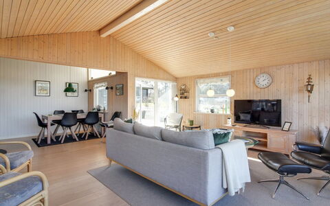 Fridhild - 875M from the Sea: Træ, Gulvbelægning, Etage, Loft, Indretning, Hjem, Trægulve, Stue, Hårdttræ, Bejdse