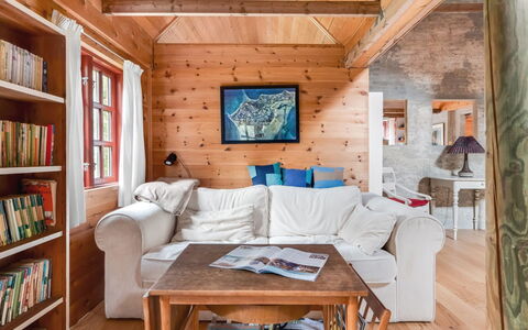 Henke - 100M from the Sea: Møbel, Indretning, Træ, Gulvbelægning, Loft, Etage, Værelse, Hjem, Couch, Stue