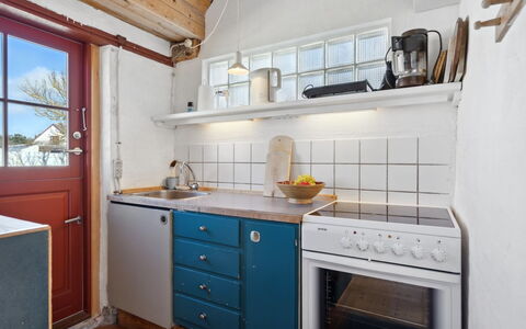 Bedri - 100M from the Sea: Træ, Køkken, Gulvbelægning, Etage, Countertop, Køkken Apparat, Cabinetry, Større Bandage, Komfur, Værelse