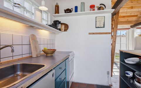 Bedri - 100M from the Sea: Køkken, Countertop, Gulvbelægning, Køkkenvask, Træ, Indretning, Møbel, Køkken Apparat, Etage, Loft
