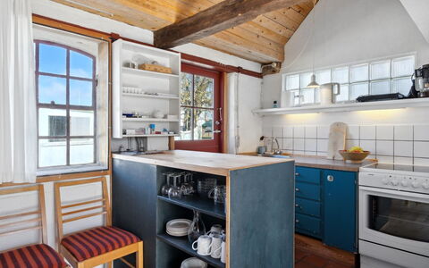 Bedri - 100M from the Sea: Møbel, Køkken, Gulvbelægning, Countertop, Indretning, Træ, Etage, Cabinetry, Køkken Apparat, Loft