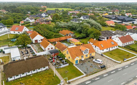 Bedri - 100M from the Sea: Indretning, Loft, Lejlighed, Gulvbelægning, Møbel, Etage, Værelse, Belysning, Hjem, Couch
