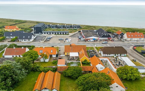 Bedri - 100M from the Sea: Indretning, Loft, Lejlighed, Gulvbelægning, Møbel, Etage, Værelse, Belysning, Hjem, Couch