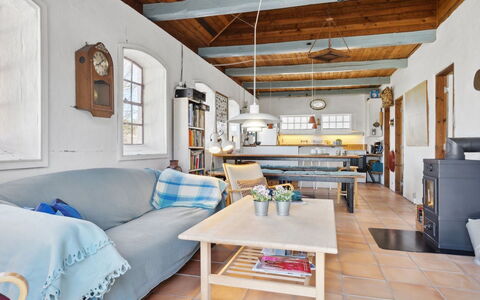 Natalija - 100M from the Sea: Møbel, Indretning, Couch, Gulvbelægning, Træ, Loft, Etage, Bord, Stue, Værelse