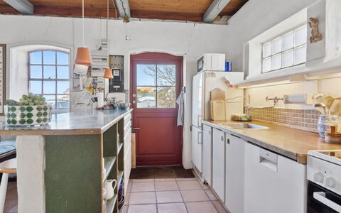 Natalija - 100M from the Sea: Køkken, Gulvbelægning, Træ, Møbel, Countertop, Indretning, Loft, Cabinetry, Etage, Større Bandage