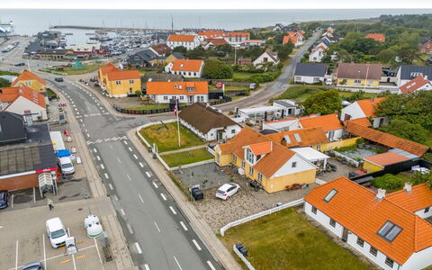 Natalija - 100M from the Sea: Hjem, Tag, Hus, Sommerhus, Estate, Dør, Veranda, Sidespor, Stuehus, Skygge