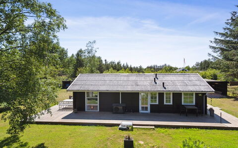 Adser - 600M from the Sea: Græs, Bygning, Vindue, Hus, Tag, Hjem, Sommerhus, Busk, Boligområde, Land Lot