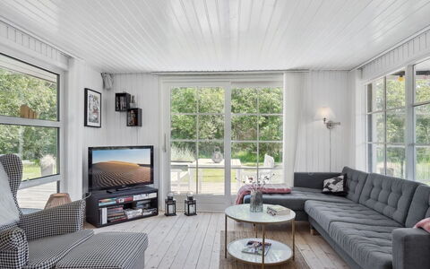 Adser - 600M from the Sea: Couch, Møbel, Indretning, Stue, Gulvbelægning, Træ, Etage, Loft, Hjem