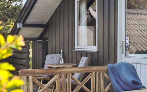 Irlin - 600M from the Sea: Loft, Gulvbelægning, Indretning, Etage, Kompositmateriale, Møbel, Udvej, Hotel, Design, Dagslys