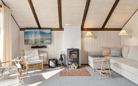 Irlin - 600M from the Sea: Møbel, Indretning, Gulvbelægning, Etage, Loft, Træ, Couch, Værelse, Stue, Belysning