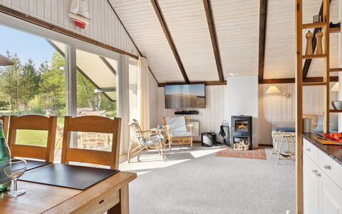 Irlin - 600M from the Sea: Indretning, Loft, Gulvbelægning, Træ, Møbel, Etage, Værelse, Stol, Stue, Couch
