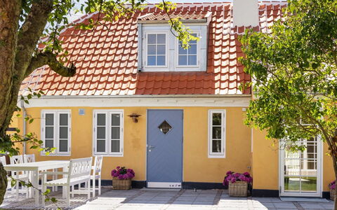 Karmen - 100M from the Sea: Tag, Hjem, Sommerhus, Estate, Udendørs Møbler, Gård, Udendørs Bord, Gårdsplads, Backyard, Villa