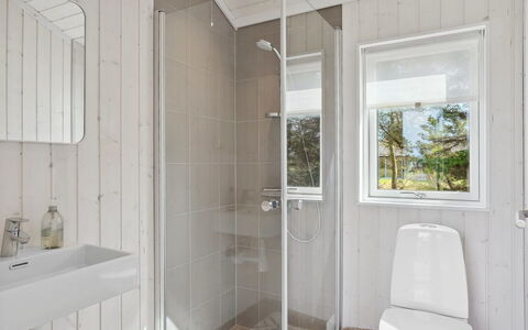 Erke - 500M from the Sea: Gulvbelægning, Træ, Etage, Sanitærarmatur, Loft, Indretning, Hjem, Værelse, Badeværelse, Toilet