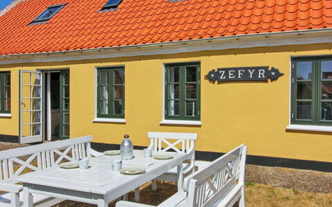 Svenger - 350M from the Sea: Møbel, Indretning, Gulvbelægning, Træ, Etage, Loft, Trægulve, Stol, Bord, Belysning