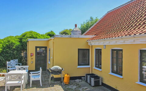 Svenger - 350M from the Sea: Møbel, Indretning, Gulvbelægning, Træ, Etage, Loft, Trægulve, Stol, Bord, Belysning