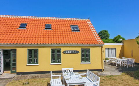 Svenger - 350M from the Sea: Møbel, Indretning, Gulvbelægning, Træ, Etage, Loft, Trægulve, Stol, Bord, Belysning