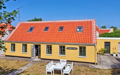 Svenger - 350M from the Sea: Møbel, Indretning, Gulvbelægning, Træ, Etage, Loft, Trægulve, Stol, Bord, Belysning
