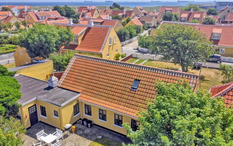 Svenger - 350M from the Sea: Møbel, Indretning, Gulvbelægning, Træ, Etage, Loft, Trægulve, Stol, Bord, Belysning