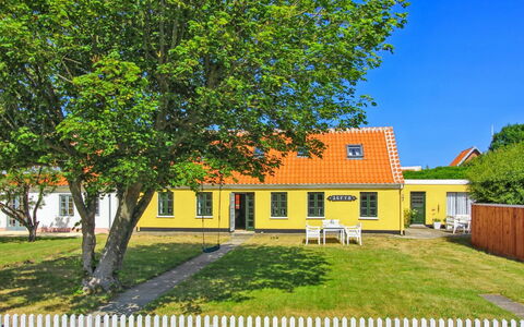 Svenger - 350M from the Sea: Møbel, Indretning, Gulvbelægning, Træ, Etage, Loft, Trægulve, Stol, Bord, Belysning